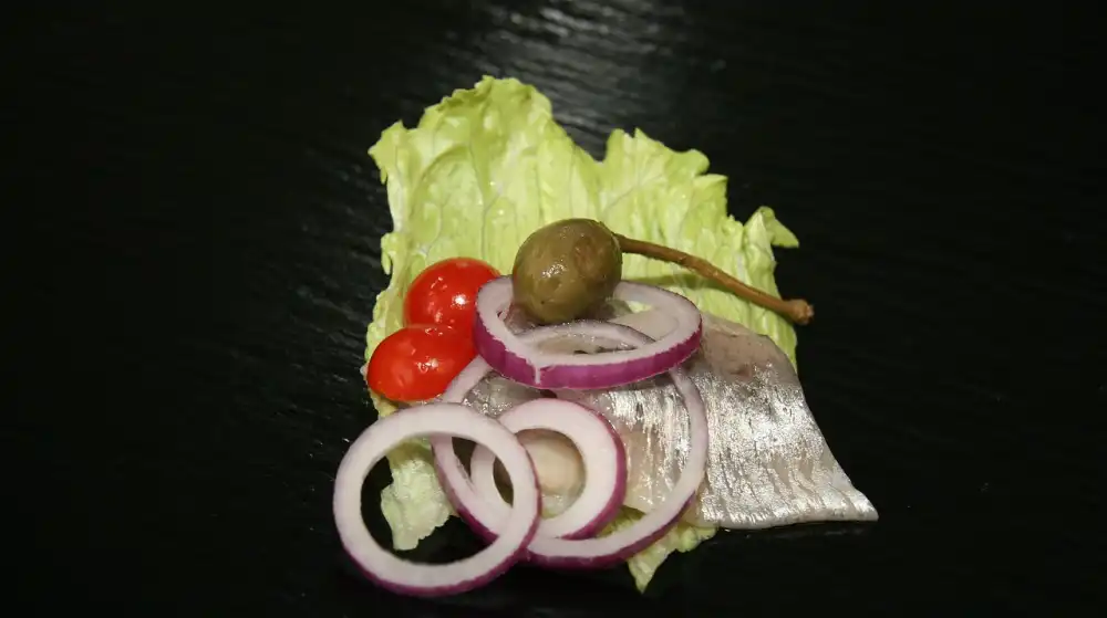 Przepis na śledzie w oleju z cebulą