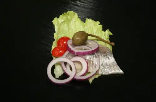 Przepis na śledzie w oleju z cebulą