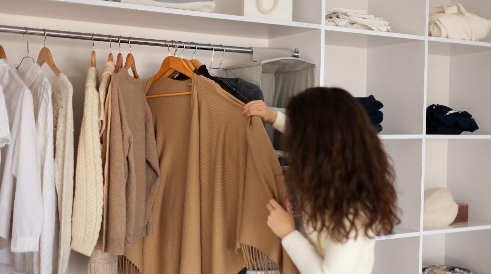 Czym Jest Szafa Kapsułowa? Minimalizm w Modzie