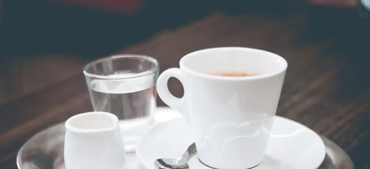 Espresso z wodą na tacy