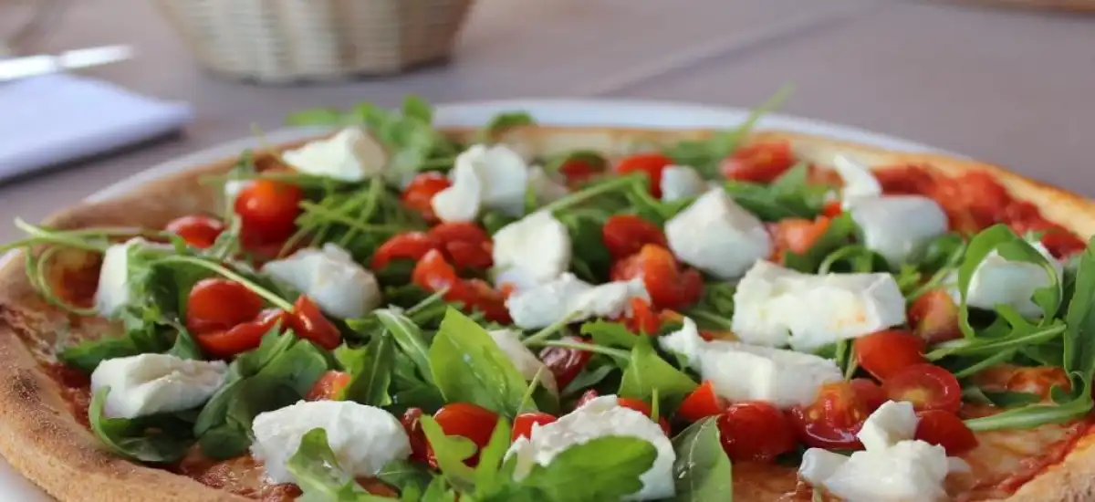 Pizza bez drożdży – szybki i prosty przepis na ciasto