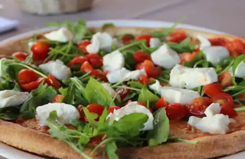 Pizza bez drożdży – szybki i prosty przepis na ciasto