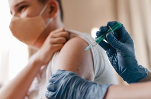 Grypa i COVID-19: Szczepienia, ryzyka i dobre praktyki na sezon chorobowy
