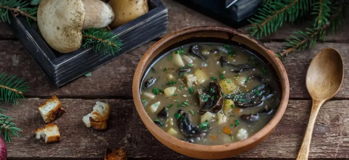 Zupa Grzybowa i Pierogi z Kapustą: Leśne Skarby na Świątecznym Stole