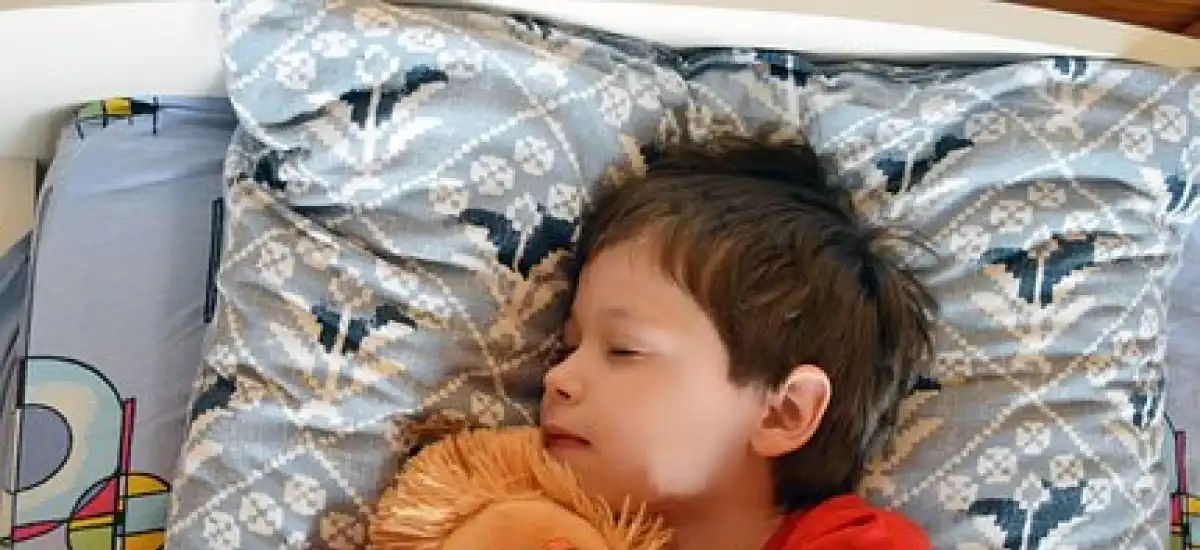 Spanie dziecka w swoim pokoju.