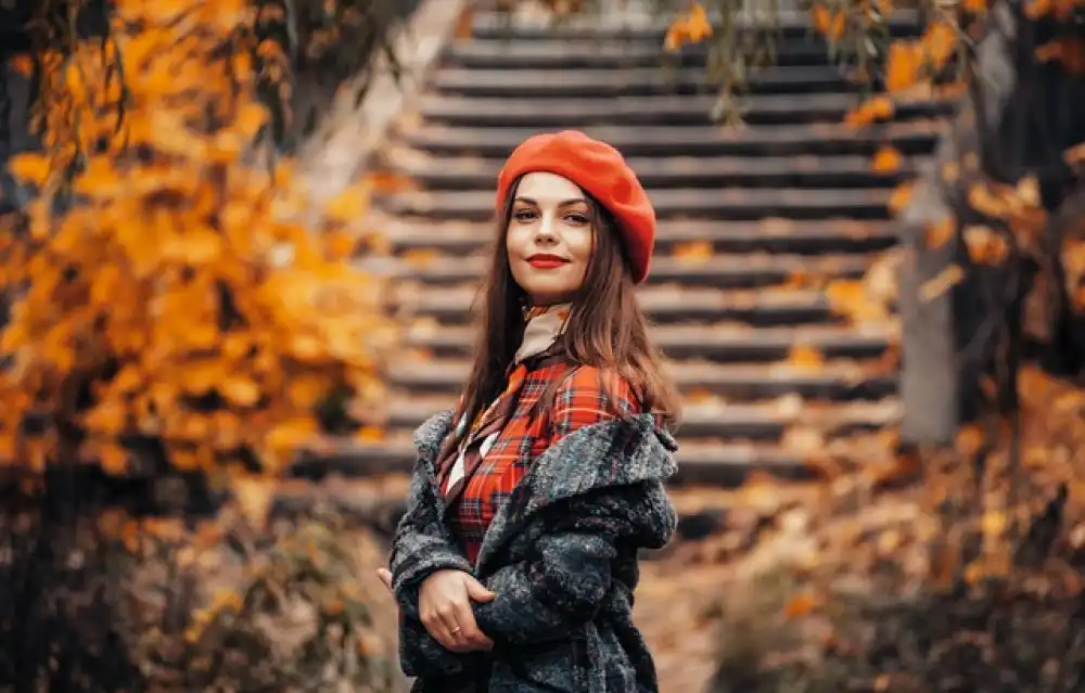 Kobieta w czerwonym berecie na jesiennym spacerze