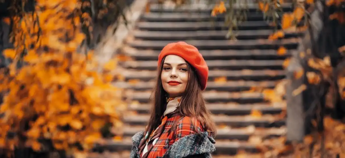 Kobieta w czerwonym berecie na jesiennym spacerze