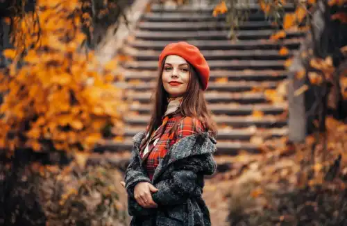Kobieta w czerwonym berecie na jesiennym spacerze