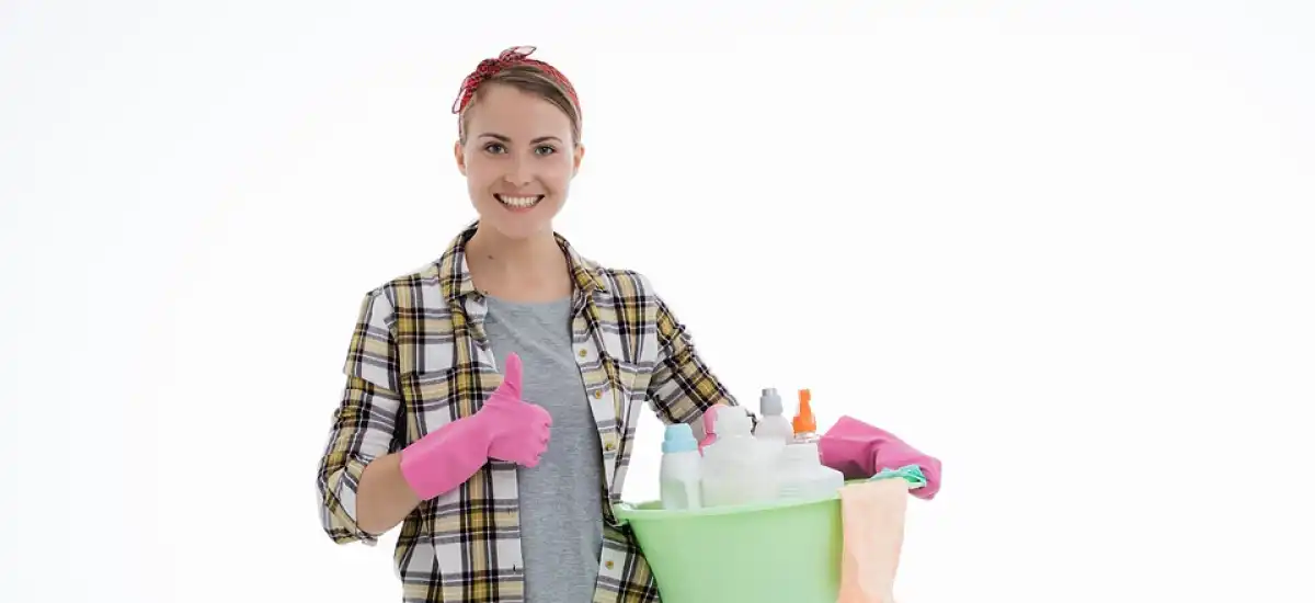 Kobieta z miską detergentów