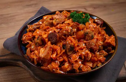 Słowiańska Orgia Smaków: Jak Przygotować Pyszny Bigos z Mięsem, Kiełbasą i Grzybami