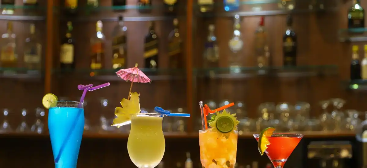 Drinki i koktajle na ladzie barowej