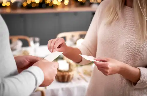 Dzielenie się opłatą – tradycja jedności i miłości w okresie Bożego Narodzenia