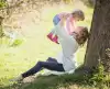 Mama bawi się z dzieckiem w parku