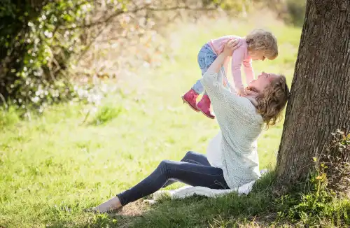 Mama bawi się z dzieckiem w parku